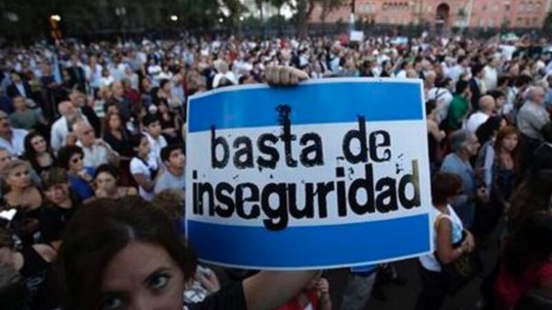 ARGENTINA ENTRE LOS 20 PAÍSES MÁS INSEGUROS DEL MUNDODe acuerdo a un ranking realizado en 2021 por World Population Review, Argentina se encuentra entre los 20  países con mayor delincuencia del mundo