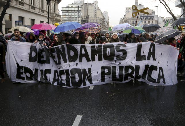 EN ARGENTINA SÓLO EL 12% DE LOS ESTUDIANTES MÁS POBRES LLEGAN A LA UNIVERSIDADEn los últimos años el número de alumnos universitarios no ha aumentado como el resto de los países latinoamericanos